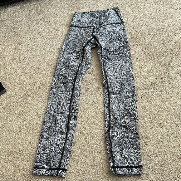 Lululemon Black and White Paisley Legging - Picture 1 of 4